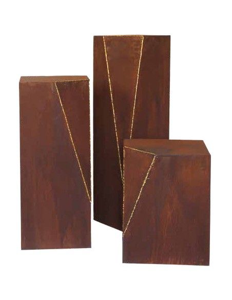 Rechteckige Säulen Podest Dreieck mit goldener Naht - Höhe 100 cm - Rostsäule 
Dieses Moderne Podest aus Metall ist mit seiner 