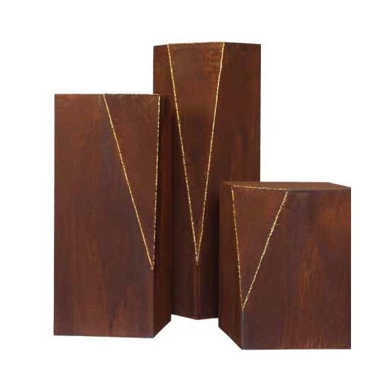 Rechteckige Säulen Podest Dreieck mit goldener Naht - Höhe 100 cm - Rostsäule 
Dieses Moderne Podest aus Metall ist mit seiner 