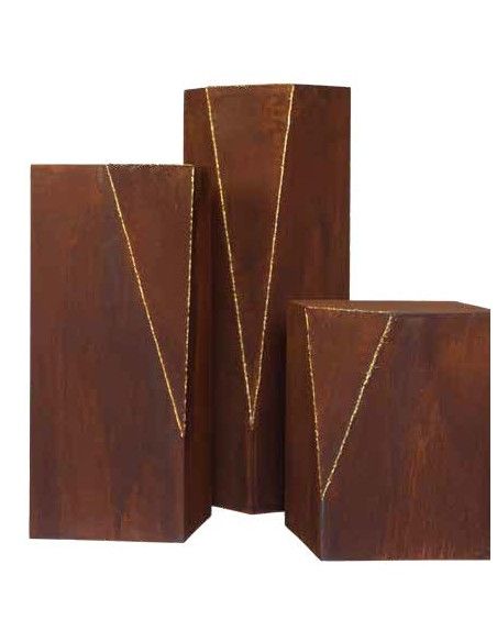 Rechteckige Säulen Podest Dreieck mit goldener Naht - Höhe 100 cm - Rostsäule 
Dieses Moderne Podest aus Metall ist mit seiner 