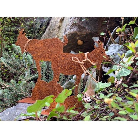 Start Edelrost Ziege mit Glocke 10 cm Breit- Mini auf Platte 
schöne Ziege inkl. Glocke auf 2 Querstangen als Standfüße.
Größe