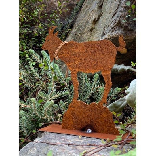 Start Edelrost Ziege mit Glocke 10 cm Breit- Mini auf Platte 
schöne Ziege inkl. Glocke auf 2 Querstangen als Standfüße.
Größe