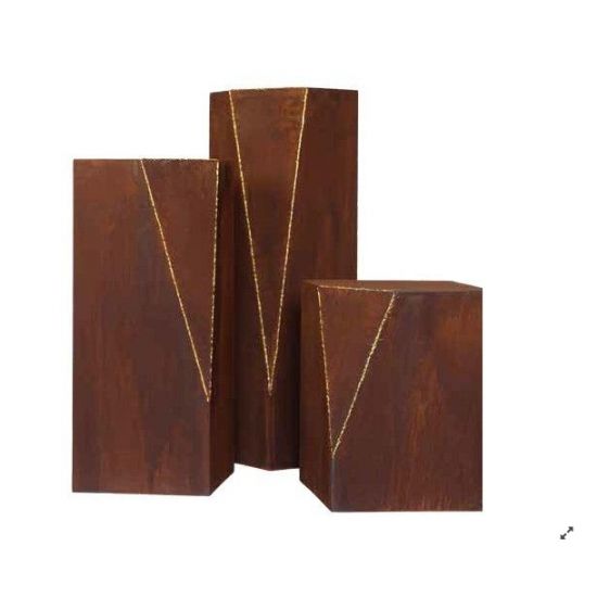 Skulpturen - Rostsäulen und Stelen  niedriges Podest Dreieck mit goldener Naht - Höhe 50 cm 
Höhe 50 cm
Breite 40 cm
