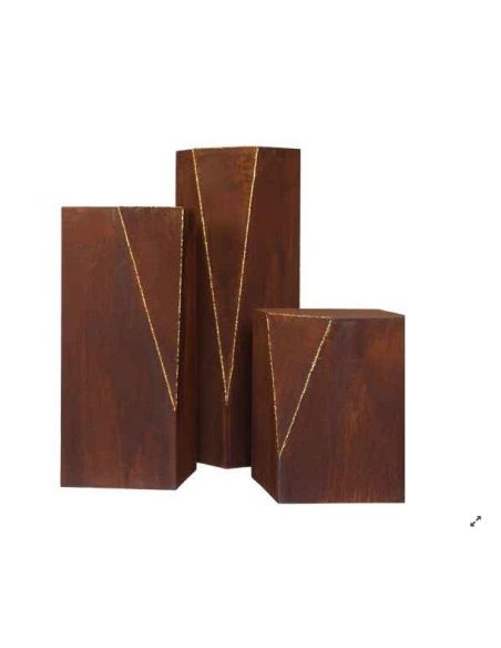 Skulpturen - Rostsäulen und Stelen  niedriges Podest Dreieck mit goldener Naht - Höhe 50 cm 
Höhe 50 cm
Breite 40 cm
