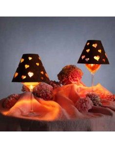 Zubehör Weinglasschirm - Herz Motiv - Höhe 12 cm Weinglasschirm mit Herzmotiv kann als Lampe genutzt werden.
Höhe 12 cm
Durc