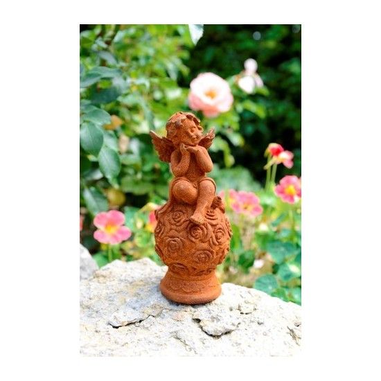 Engel sitzt auf Blüten