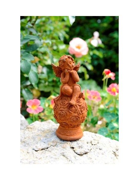 Engel sitzt auf Blüten