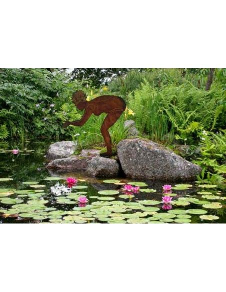 Gartenteich Berta - Edelrost Badefigur 95 cm hoch auf Platte Die Schwimmerin Berta hüpft in den Badeteich. In Sprungstellung mit