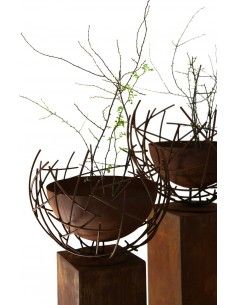 Gartendeko modern - schwebende Pflanzschale mit Drahtkugel 2