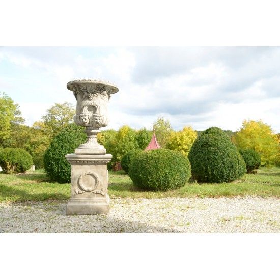 Steinfiguren Extra großer Sockel - kunstvoll verziert Höhe 76 cm
57 cm x 57 cm (Fuß 53 cm x 53 cm)
270 kg
