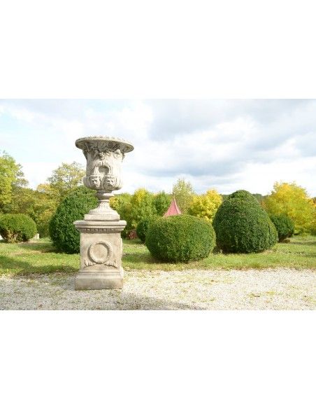 Steinfiguren Extra großer Sockel - kunstvoll verziert Höhe 76 cm
57 cm x 57 cm (Fuß 53 cm x 53 cm)
270 kg
