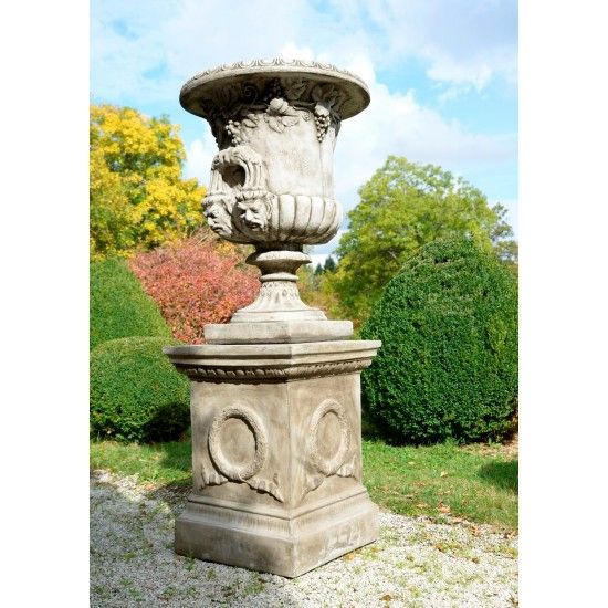 Steinfiguren Extra großer Sockel - kunstvoll verziert Höhe 76 cm
57 cm x 57 cm (Fuß 53 cm x 53 cm)
270 kg
