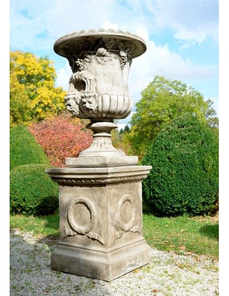 Steinfiguren Extra großer Sockel - kunstvoll verziert Höhe 76 cm
57 cm x 57 cm (Fuß 53 cm x 53 cm)
270 kg
