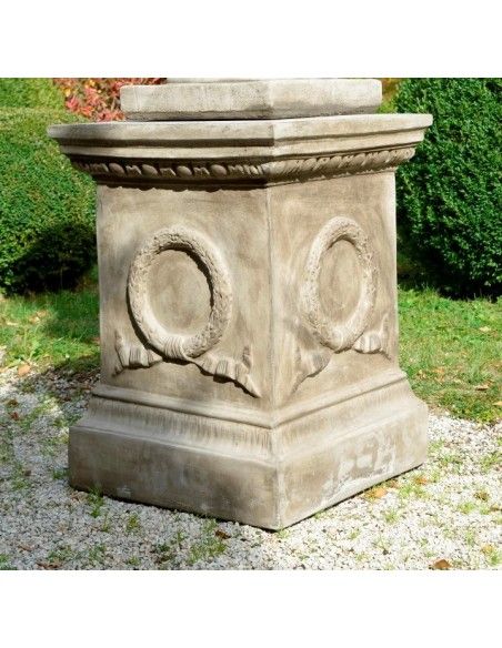 Steinfiguren Extra großer Sockel - kunstvoll verziert Höhe 76 cm
57 cm x 57 cm (Fuß 53 cm x 53 cm)
270 kg
