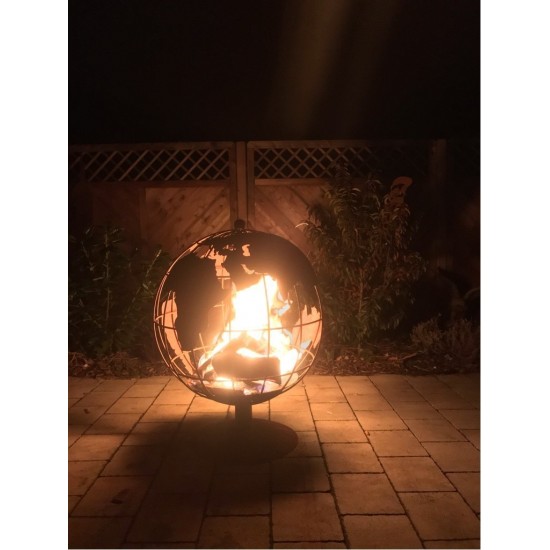 runde Feuerschalen Feuerkugel Rost als Globus - 75 cm hoch - Brennende Weltkugel als Feuerschale 
Feuerkugel aus Rost in Form e