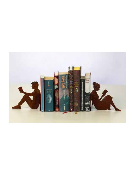 Gartendeko Rost Lesende Frau als Buchstütze mit Winkel - Höhe 17 cm, Breite 28 cm 
mit Winkel am Rücken
Höhe 17 cm
Breite 28 