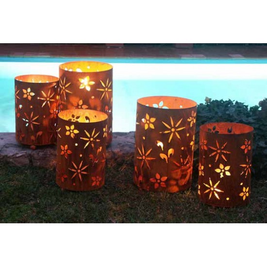 Frühlingsdeko Metall Windlicht Blüten Motiv Höhe 35 cm, Ø 22cm 
Schönes wetterfestes Gartenwindlicht mit einem sommerlichen Blü