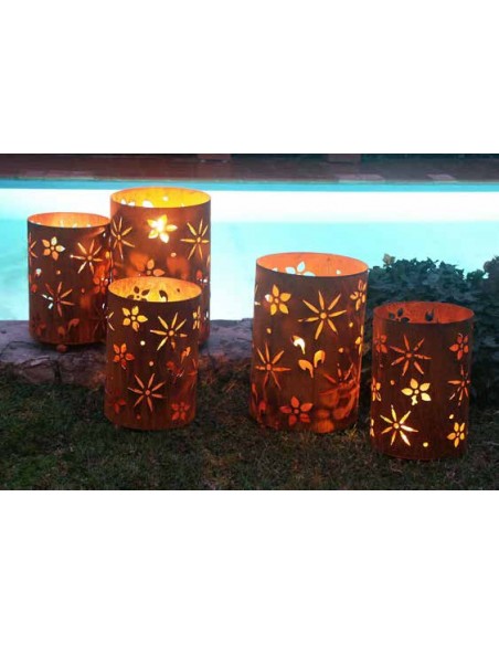 Frühlingsdeko Metall Windlicht Blüten Motiv Höhe 35 cm, Ø 22cm 
Schönes wetterfestes Gartenwindlicht mit einem sommerlichen Blü