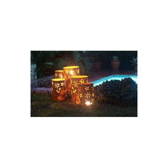 Frühlingsdeko Metall Windlicht Blüten Motiv Höhe 35 cm, Ø 22cm 
Schönes wetterfestes Gartenwindlicht mit einem sommerlichen Blü