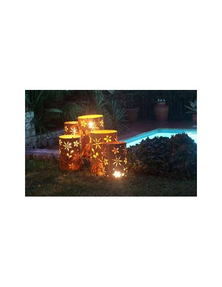 Frühlingsdeko Metall Windlicht Blüten Motiv Höhe 35 cm, Ø 22cm 
Schönes wetterfestes Gartenwindlicht mit einem sommerlichen Blü