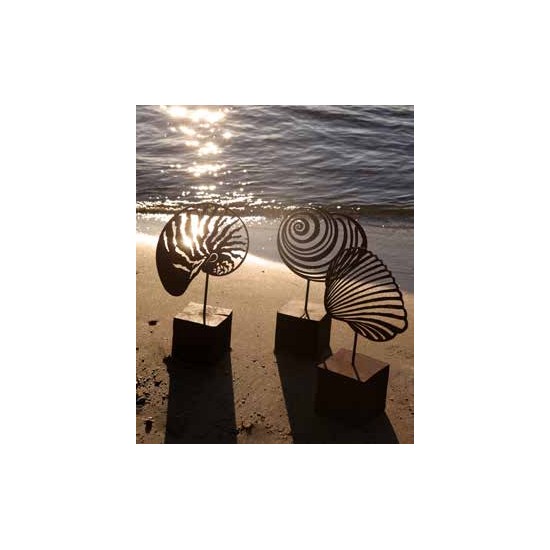 Maritime Deko XL Deko Muschel - Nautilus - groß 47 x 60 cm aus Metall mit Standplatte 
Maritime Deko mit Muscheln im Garten ist