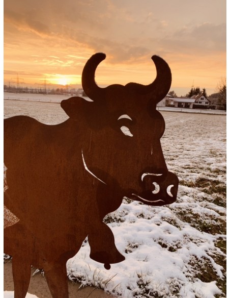 Kühe und Kälber Deko Kuh lebensgroß 140 x 200 cm - Tierfigur für den Garten 
Diese handwerklich gefertigte Deko Kuh ist eine le