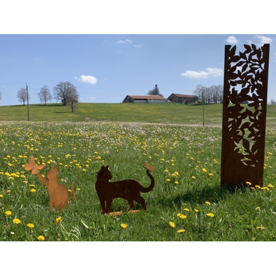 Tiere - Edelrost Tierfiguren Deko Katze gehend mit Schmetterling  auf Platte - 50 cm breit Süße Tierfigur Katze gehend mit einem