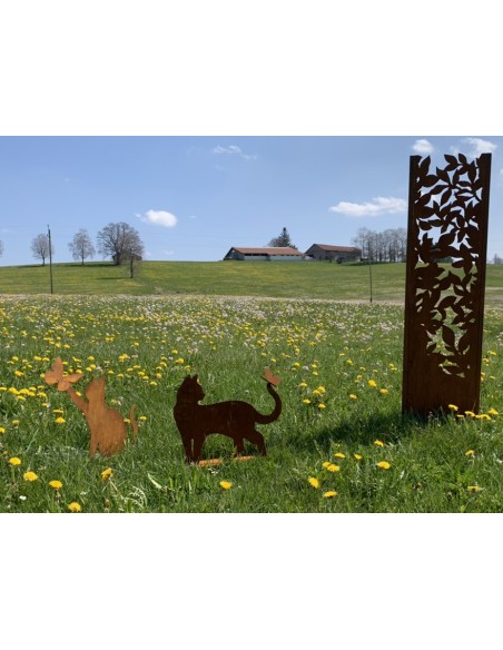 Tiere - Edelrost Tierfiguren Deko Katze gehend mit Schmetterling  auf Platte - 50 cm breit Süße Tierfigur Katze gehend mit einem