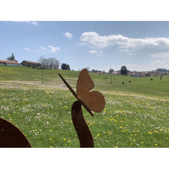 Tiere - Edelrost Tierfiguren Deko Katze gehend mit Schmetterling  auf Platte - 50 cm breit Süße Tierfigur Katze gehend mit einem