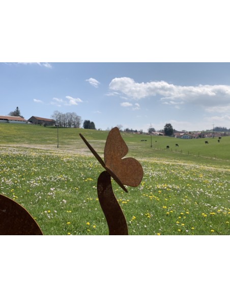 Tiere - Edelrost Tierfiguren Deko Katze gehend mit Schmetterling  auf Platte - 50 cm breit Süße Tierfigur Katze gehend mit einem