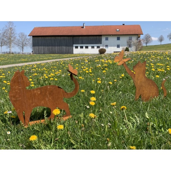 Tiere - Edelrost Tierfiguren Deko Katze gehend mit Schmetterling  auf Platte - 50 cm breit Süße Tierfigur Katze gehend mit einem