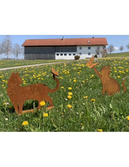 Tiere - Edelrost Tierfiguren Deko Katze gehend mit Schmetterling  auf Platte - 50 cm breit Süße Tierfigur Katze gehend mit einem