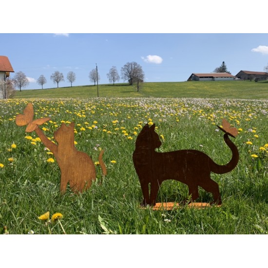 Tiere - Edelrost Tierfiguren Deko Katze gehend mit Schmetterling  auf Platte - 50 cm breit Süße Tierfigur Katze gehend mit einem