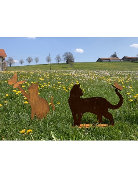 Tiere - Edelrost Tierfiguren Deko Katze gehend mit Schmetterling  auf Platte - 50 cm breit Süße Tierfigur Katze gehend mit einem