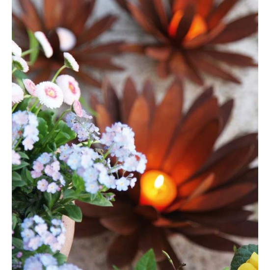sonstige Blumen Chrysantheme Ø 32cm als Teelichthalter ohne Platte 
Chrysantheme zum Aufbiegen
Ø aufgebogen bis 32 cm
Höhe 15