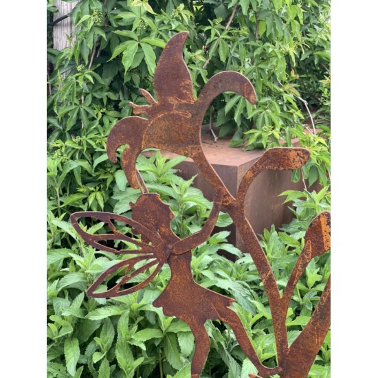 Hexen, Elfen, Drachen und Mystisches Deko Fee kletternd an Lilie - Gartenstecker - ca. 110 cm hoch 
Die niedliche Deko Fee klet