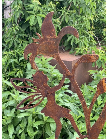 Hexen, Elfen, Drachen und Mystisches Deko Fee kletternd an Lilie - Gartenstecker - ca. 110 cm hoch 
Die niedliche Deko Fee klet
