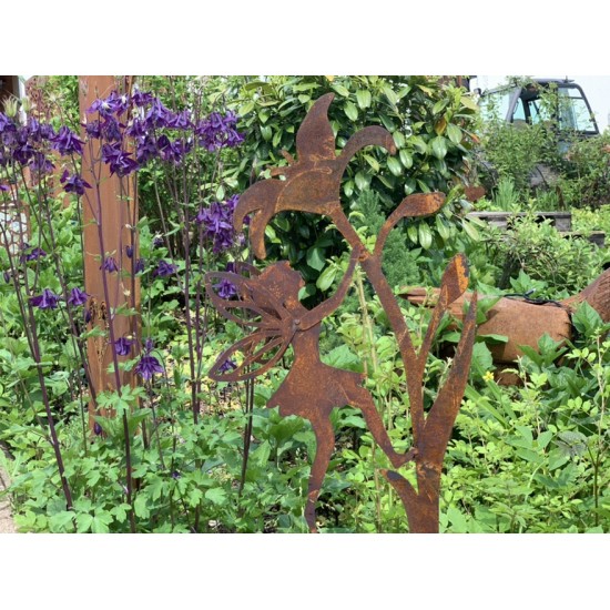 Hexen, Elfen, Drachen und Mystisches Deko Fee kletternd an Lilie - Gartenstecker - ca. 110 cm hoch 
Die niedliche Deko Fee klet