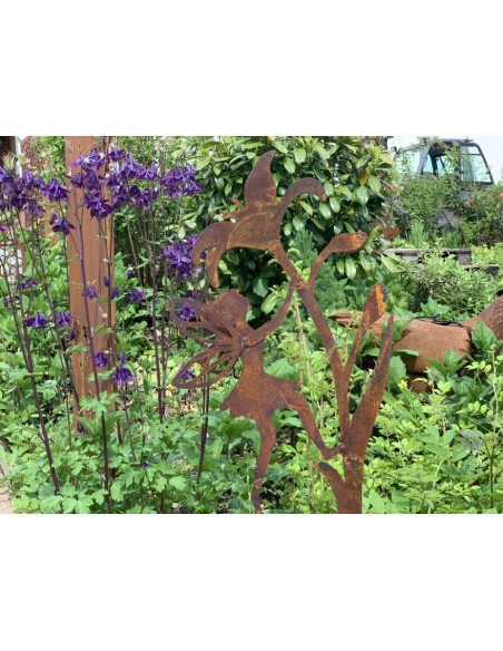 Hexen, Elfen, Drachen und Mystisches Deko Fee kletternd an Lilie - Gartenstecker - ca. 110 cm hoch 
Die niedliche Deko Fee klet