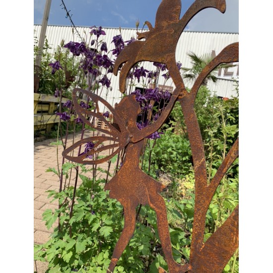 Hexen, Elfen, Drachen und Mystisches Deko Fee kletternd an Lilie - Gartenstecker - ca. 110 cm hoch 
Die niedliche Deko Fee klet