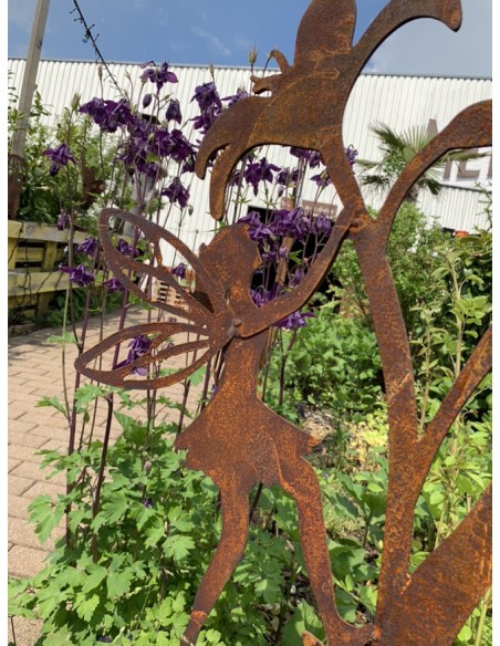 Hexen, Elfen, Drachen und Mystisches Deko Fee kletternd an Lilie - Gartenstecker - ca. 110 cm hoch 
Die niedliche Deko Fee klet