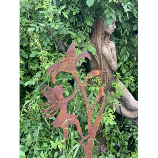 Hexen, Elfen, Drachen und Mystisches Deko Fee kletternd an Lilie - Gartenstecker - ca. 110 cm hoch 
Die niedliche Deko Fee klet