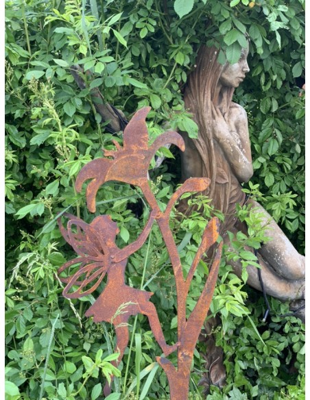 Hexen, Elfen, Drachen und Mystisches Deko Fee kletternd an Lilie - Gartenstecker - ca. 110 cm hoch 
Die niedliche Deko Fee klet