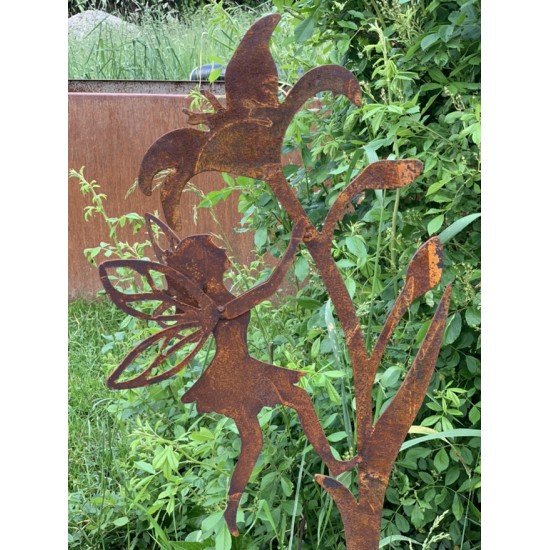 Hexen, Elfen, Drachen und Mystisches Deko Fee kletternd an Lilie - Gartenstecker - ca. 110 cm hoch 
Die niedliche Deko Fee klet