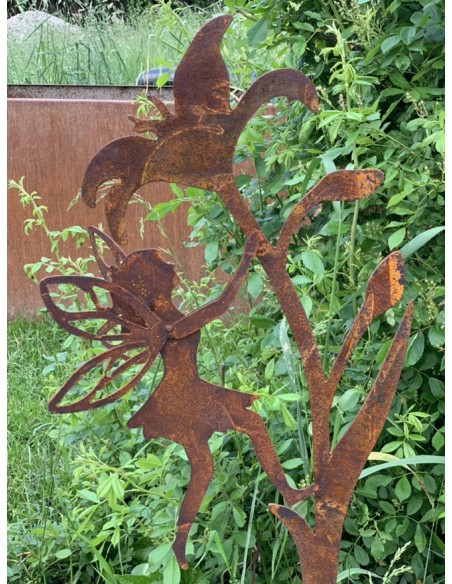 Hexen, Elfen, Drachen und Mystisches Deko Fee kletternd an Lilie - Gartenstecker - ca. 110 cm hoch 
Die niedliche Deko Fee klet