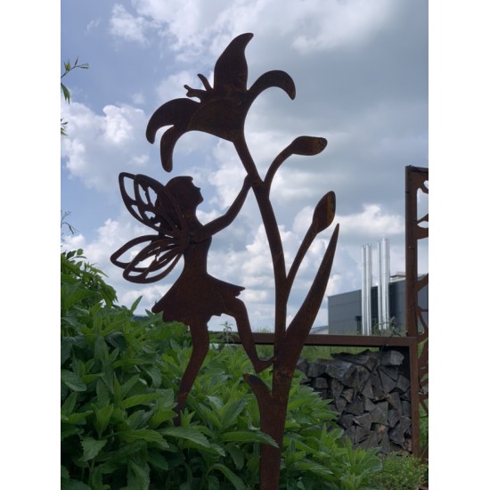Hexen, Elfen, Drachen und Mystisches Deko Fee kletternd an Lilie - Gartenstecker - ca. 110 cm hoch 
Die niedliche Deko Fee klet