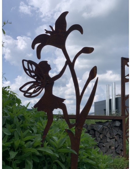 Hexen, Elfen, Drachen und Mystisches Deko Fee kletternd an Lilie - Gartenstecker - ca. 110 cm hoch 
Die niedliche Deko Fee klet
