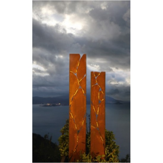 Gartendeko Rost Deko Stele mit Goldrissen zum Stecken - Höhe 150 cm - nach Kintsugi Art 
Höhe 150 cm
Breite 19,6 cm
+ Stäbe c