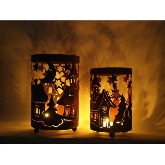 Winterdekoration rostiges Windlicht mit verschneitem Dorf und weihnachtlicher Atmosphäre