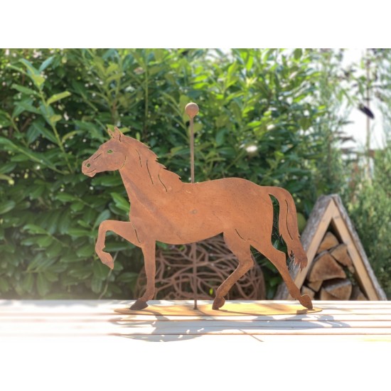 Pferde + Esel Turnierpferd mit Stange mittig auf Platte 40 cm hoch Höhe 40 cm
Breite 50 cm
in der Mitte ist eine Stange mit Ku