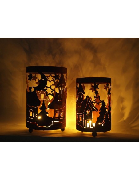 Winterdekoration rostiges Windlicht mit verschneitem Dorf und weihnachtlicher Atmosphäre